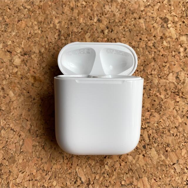 Apple(アップル)のエアーポッツ　AirPods エアーポッズ　充電ケース　充電機　充電　純正　正規 スマホ/家電/カメラのオーディオ機器(ヘッドフォン/イヤフォン)の商品写真