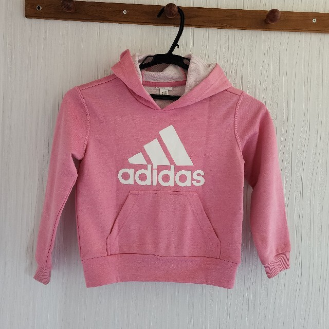 adidas(アディダス)のadidas　ピンクパーカー　120cm キッズ/ベビー/マタニティのキッズ服女の子用(90cm~)(ジャケット/上着)の商品写真