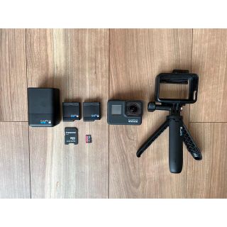 ゴープロ(GoPro)のgopro hero7 black shortyセット　予備バッテリー充電器付き(コンパクトデジタルカメラ)