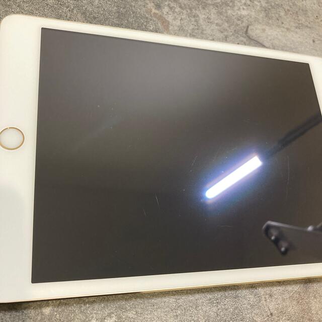 iPad(アイパッド)の48874T  iPad mini3 64GB GOLD au 中古品 スマホ/家電/カメラのPC/タブレット(タブレット)の商品写真