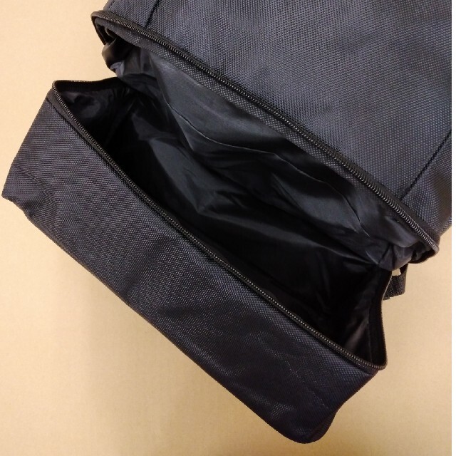 新品未使用　送料無料　男女兼用おしゃれ　上下2層式バックパック　Ｄパックブラック メンズのバッグ(バッグパック/リュック)の商品写真
