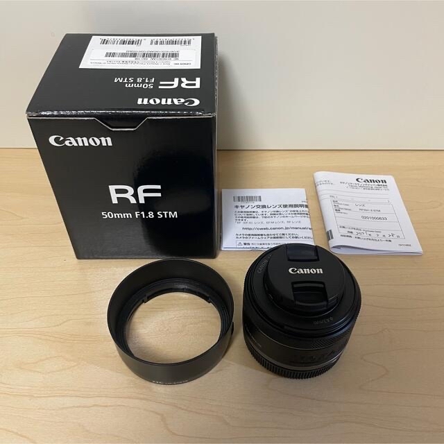 Canon(キヤノン)のcannon RF 50mm F1.8STM 単焦点レンズ＋レンズフード　最安値 スマホ/家電/カメラのカメラ(レンズ(単焦点))の商品写真