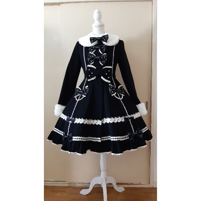 Angelic Pretty(アンジェリックプリティー)のNo.2122_アンプリ_黒パールとリボン飾り白襟袖ファーコート レディースのジャケット/アウター(ロングコート)の商品写真