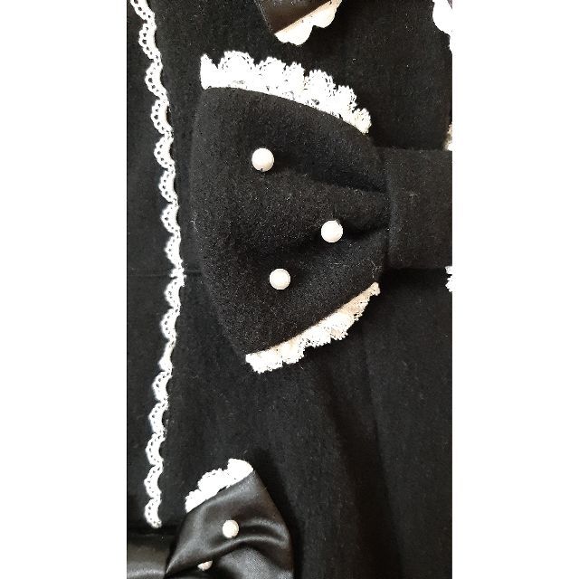 Angelic Pretty(アンジェリックプリティー)のNo.2122_アンプリ_黒パールとリボン飾り白襟袖ファーコート レディースのジャケット/アウター(ロングコート)の商品写真