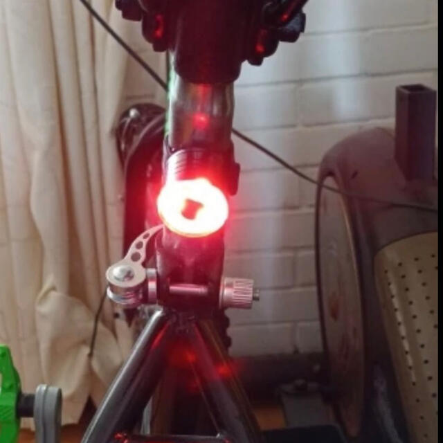 自転車テールライト リアライト 電池式　人気商品取付け簡単　防犯　高輝度 スポーツ/アウトドアの自転車(パーツ)の商品写真