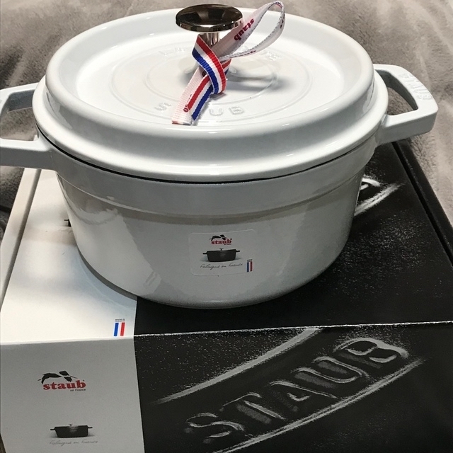 STAUB(ストウブ)のSTAUB (ストウブ )ピュアホワイト　20cmと10cmセット【新品未使用】 インテリア/住まい/日用品のキッチン/食器(鍋/フライパン)の商品写真