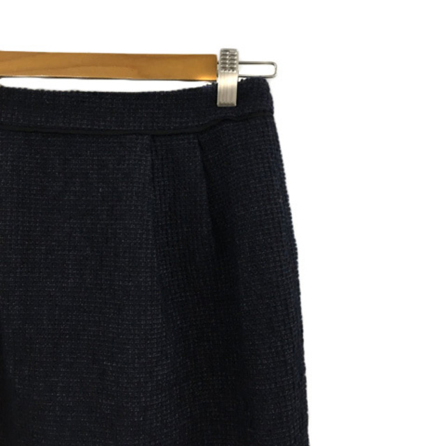 INDIVI(インディヴィ)のインディヴィ スカート タイト 膝丈 タック 総柄 38 紺 黒 ネイビー レディースのスカート(ひざ丈スカート)の商品写真