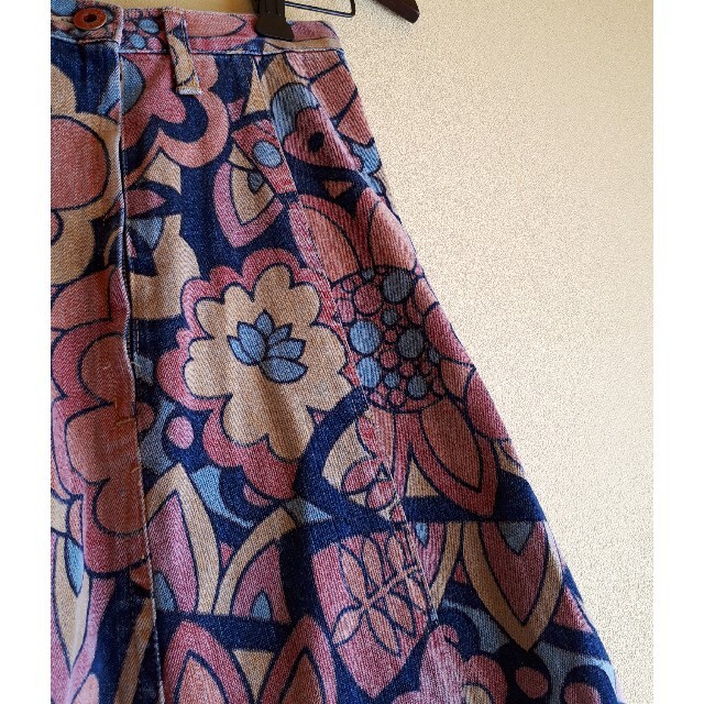 muchacha(ムチャチャ)のmuchacha レトロ 花柄 デニム ロングスカート レディースのスカート(ロングスカート)の商品写真