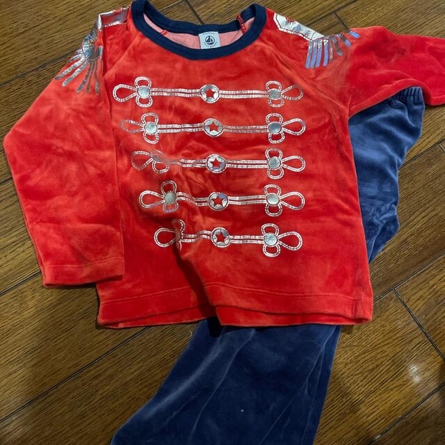 PETIT BATEAU(プチバトー)のプチバトー　3歳　ベロア　パジャマ　美品　マイケルジャクソン風　王子 キッズ/ベビー/マタニティのキッズ服男の子用(90cm~)(パジャマ)の商品写真