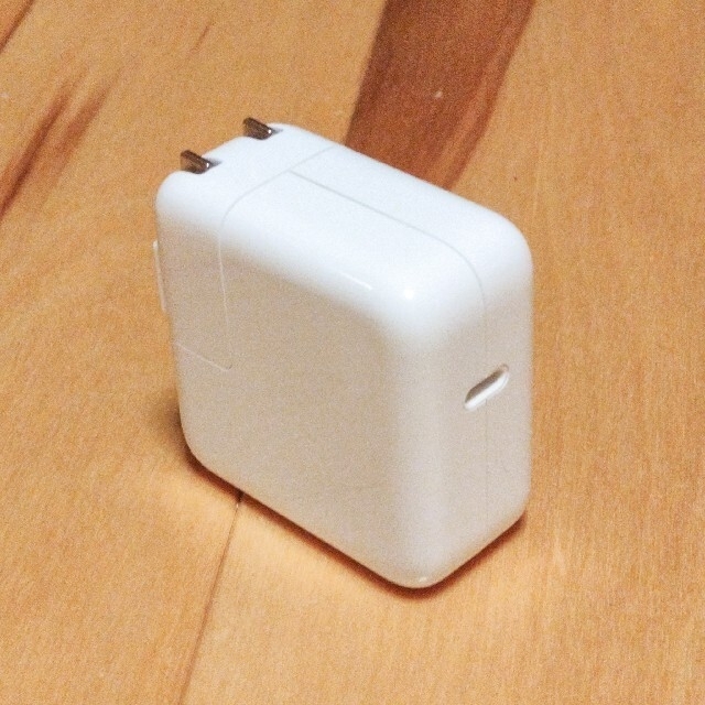 Apple(アップル)のMacBook 純正充電器 30W USB-C『高速充電』今日まで出品 スマホ/家電/カメラのPC/タブレット(PC周辺機器)の商品写真