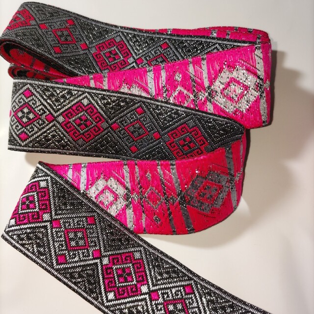 刺繍リボン3ｍ　幅33mm　シルバー・ピンク ハンドメイドの素材/材料(生地/糸)の商品写真