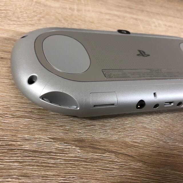 PlayStation Vita(プレイステーションヴィータ)のPlayStation®Vita（PCH-2000シルバー PCH-2000  エンタメ/ホビーのゲームソフト/ゲーム機本体(携帯用ゲーム機本体)の商品写真