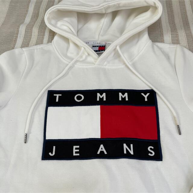 TOMMY HILFIGER(トミーヒルフィガー)のトミージーンズ　白パーカー　M メンズのトップス(パーカー)の商品写真