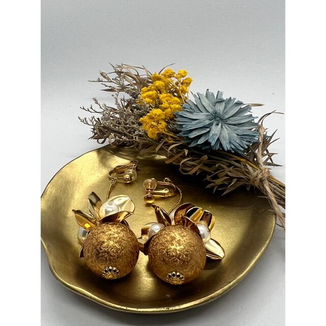 ゴールドのお花畑イヤリング🌸 ハンドメイドのアクセサリー(イヤリング)の商品写真