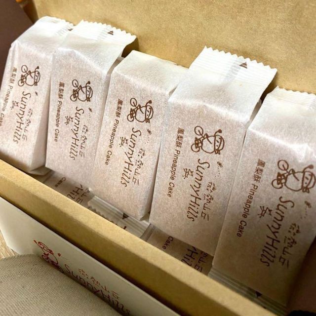 即納！台湾 微熱山丘 サニーヒルズ パイナップルケーキ 10個入り 食品/飲料/酒の食品(菓子/デザート)の商品写真