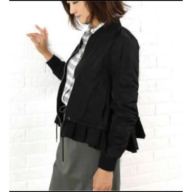 BEAMS(ビームス)のaraaraアラアラ裾フリルショートブルゾン【153024】黒 レディースのジャケット/アウター(ブルゾン)の商品写真