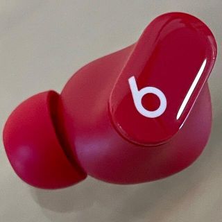 ビーツバイドクタードレ(Beats by Dr Dre)の国内正規品★美品★Beats Studio Buds レッド 左耳のみ(ヘッドフォン/イヤフォン)