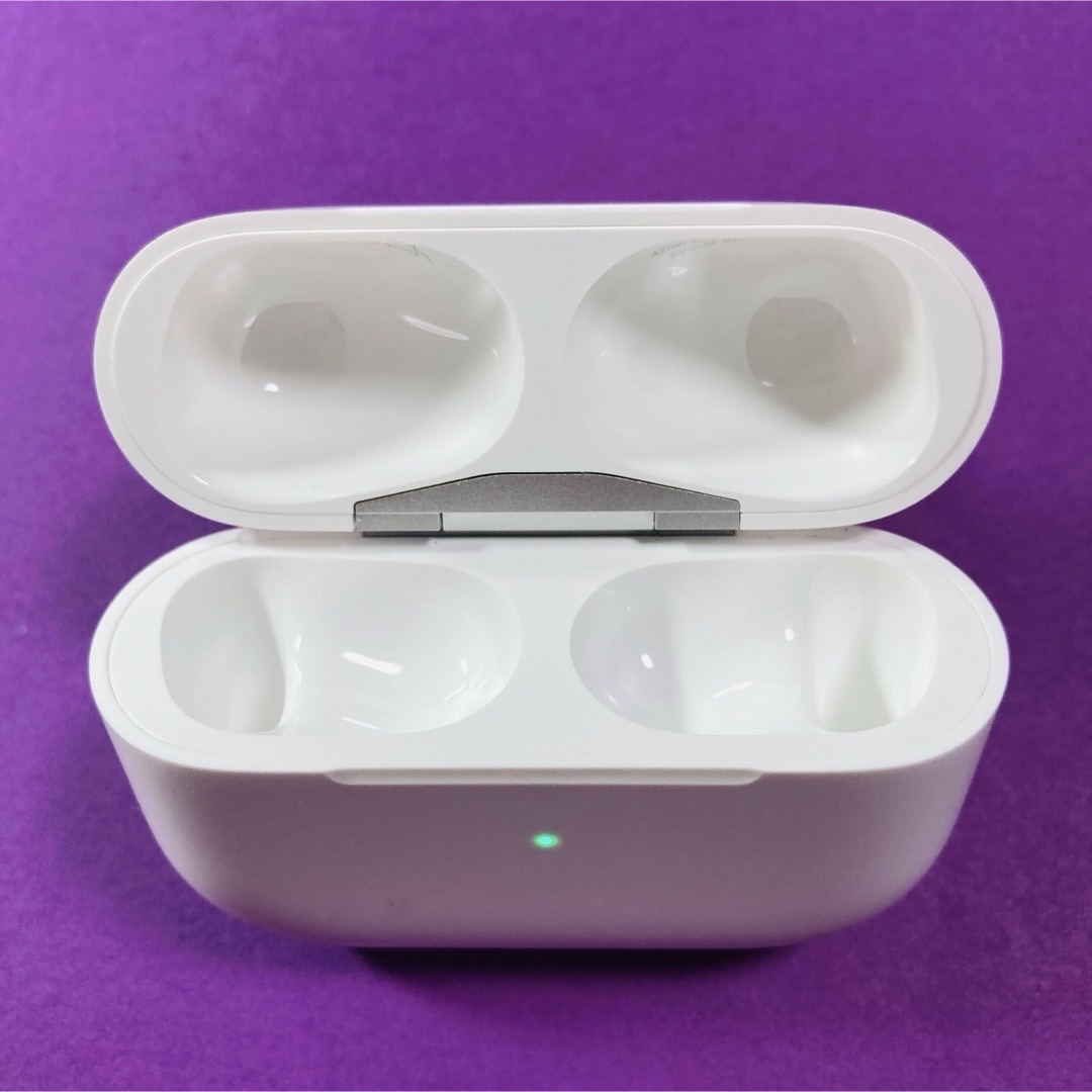 Apple(アップル)のAirPods Pro　充電ケース　本体　第一世代　エアーポッズプロ　A2190 スマホ/家電/カメラのオーディオ機器(ヘッドフォン/イヤフォン)の商品写真