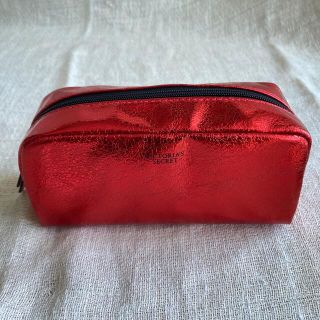 ヴィクトリアズシークレット(Victoria's Secret)の■新品■Victoria's secret メタリックレッド ロゴ入りポーチ(ポーチ)