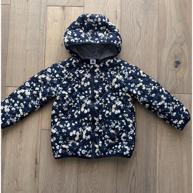 PETIT BATEAU(プチバトー)のカノンさま☆    プチバトー　フラワーキルティングブルゾン キッズ/ベビー/マタニティのキッズ服女の子用(90cm~)(ジャケット/上着)の商品写真