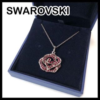 スワロフスキー(SWAROVSKI)の【美品】スワロフスキー バラモチーフ ネックレス  銀色×赤系 ラインストーン(ネックレス)