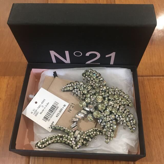 N°21 ヌメロヴェントゥーノ ブローチ 新年の贈り物 shop.shevacatom.co.il