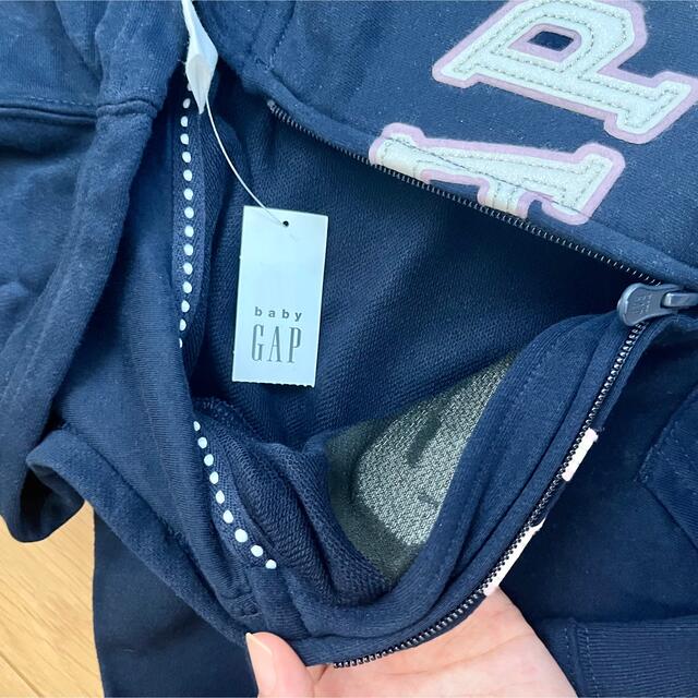 babyGAP(ベビーギャップ)の新品　baby gap ロゴ　スウェット　パーカー  100 105 女の子 キッズ/ベビー/マタニティのキッズ服女の子用(90cm~)(ジャケット/上着)の商品写真