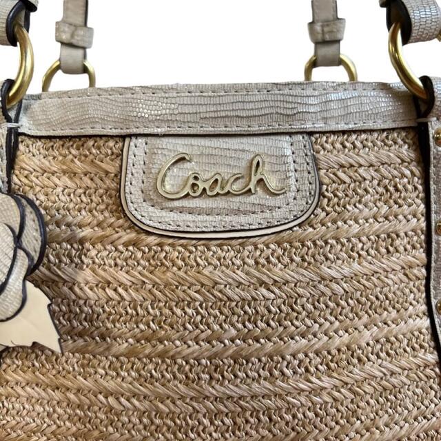 COACH(コーチ)の【本日限定値下げ】COACH コーチ かごバッグ 花柄チャーム付 レディースのバッグ(かごバッグ/ストローバッグ)の商品写真