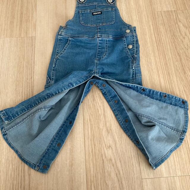 BeBe(ベベ)の子供用　デニムオーバーオール　90㌢ キッズ/ベビー/マタニティのキッズ服男の子用(90cm~)(パンツ/スパッツ)の商品写真