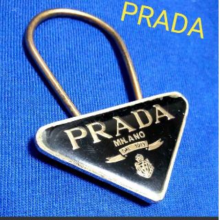 プラダ(PRADA)のPRADA BK 三角プレート キーホルダー(キーホルダー)