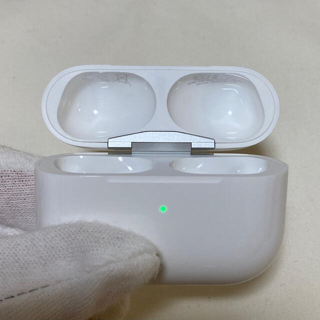 Apple(アップル)のApple AirPods アップル エアーポッズ プロ　充電ケース 充電機 スマホ/家電/カメラのオーディオ機器(ヘッドフォン/イヤフォン)の商品写真