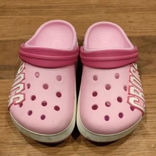 クロックス(crocs)のcrocs　クロックス　J２　ピンク　crocsロゴ(サンダル)