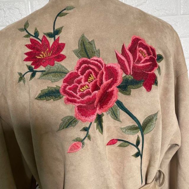 ZARA(ザラ)のZARA BASIC フラワー刺繍入り　ロングコート　花柄刺繍　ベージュ　S レディースのジャケット/アウター(ロングコート)の商品写真