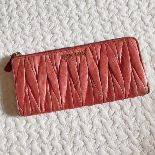 ミュウミュウ(miumiu)のmiumiu マテラッセ 長財布 L字ファスナー アイコン チャーム(財布)