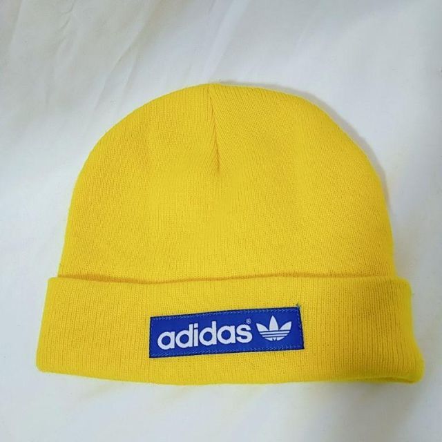 adidas(アディダス)の未使用に近い　アディダス　ニット　帽子　冬用　黄色い レディースの帽子(ニット帽/ビーニー)の商品写真