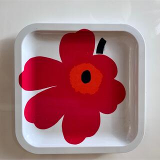 マリメッコ(marimekko)のマリメッコ　メラニン  プレート  皿　ウニッコ　レッド廃盤　レア　大きめ(食器)