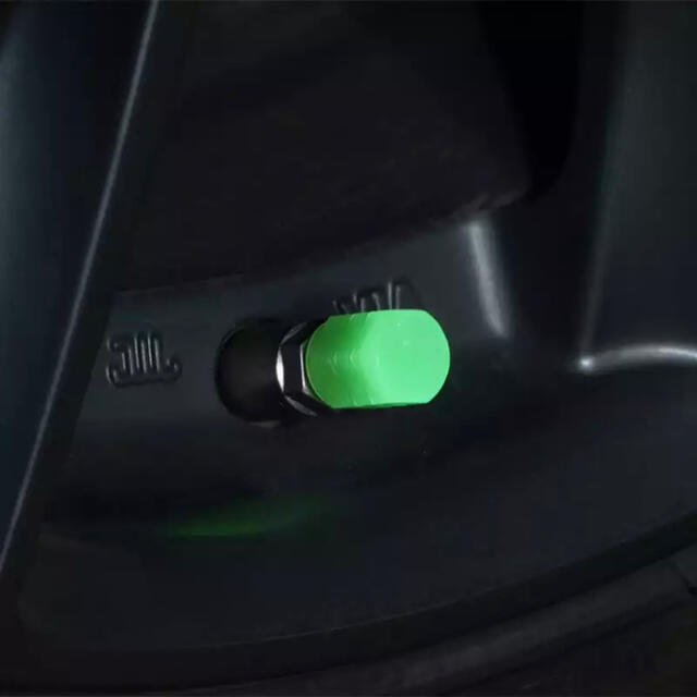 蓄光エアーバルブ4個セット【カラーをお選びください】 自動車/バイクの自動車(車外アクセサリ)の商品写真