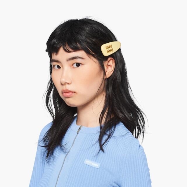 未使用品 ミュウミュウ miu miu ヘアクリップ クリーム パテントレザー