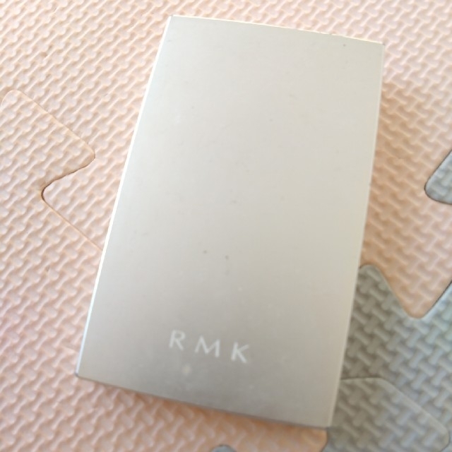 RMK(アールエムケー)のRNＫ シルクフィットフェイスパウダー01 コスメ/美容のベースメイク/化粧品(フェイスパウダー)の商品写真