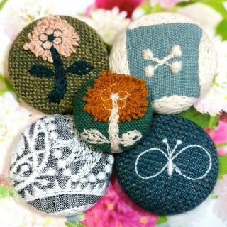 ミナペルホネン(mina perhonen)の《ハンドメイド》＊花蝶々刺繍くるみボタン(2.7cmヘアゴム限定)５点セット②(ヘアアクセサリー)