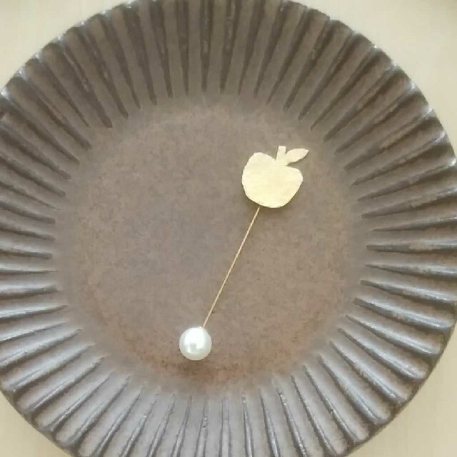 真鍮ブローチ　コサージュ　鎚目　りんご　アップル　お出かけ　ハットピン　パール ハンドメイドのアクセサリー(コサージュ/ブローチ)の商品写真