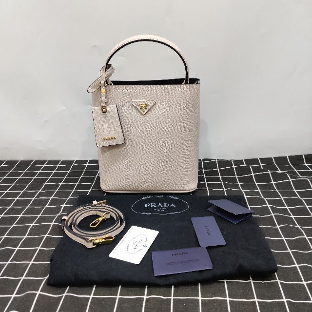 とリップ PRADA by chim |プラダならラクマ - PRADA♡サフィアーノ