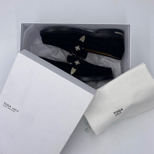 TOGA(トーガ)の41 26cm ブラックスエード TOGA VIRILIS スエード ローファー メンズの靴/シューズ(ドレス/ビジネス)の商品写真