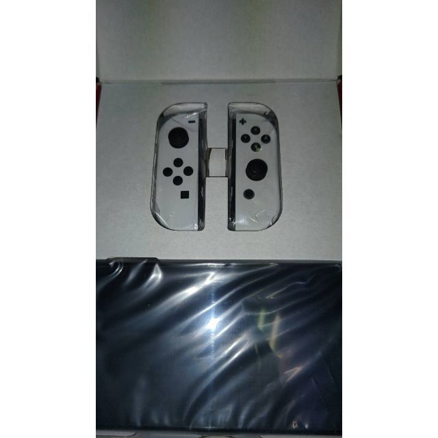 Nintendo Switch(ニンテンドースイッチ)の新品 未使用　Nintendo Switch 本体　有機ELモデル　ホワイト エンタメ/ホビーのゲームソフト/ゲーム機本体(家庭用ゲーム機本体)の商品写真