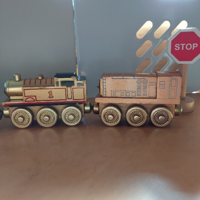 BRIO(ブリオ)の専用！木製　THOMAS　電車　３つセット+標識２つ エンタメ/ホビーのおもちゃ/ぬいぐるみ(キャラクターグッズ)の商品写真