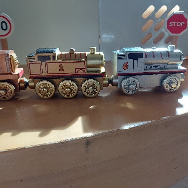 BRIO(ブリオ)の専用！木製　THOMAS　電車　３つセット+標識２つ エンタメ/ホビーのおもちゃ/ぬいぐるみ(キャラクターグッズ)の商品写真