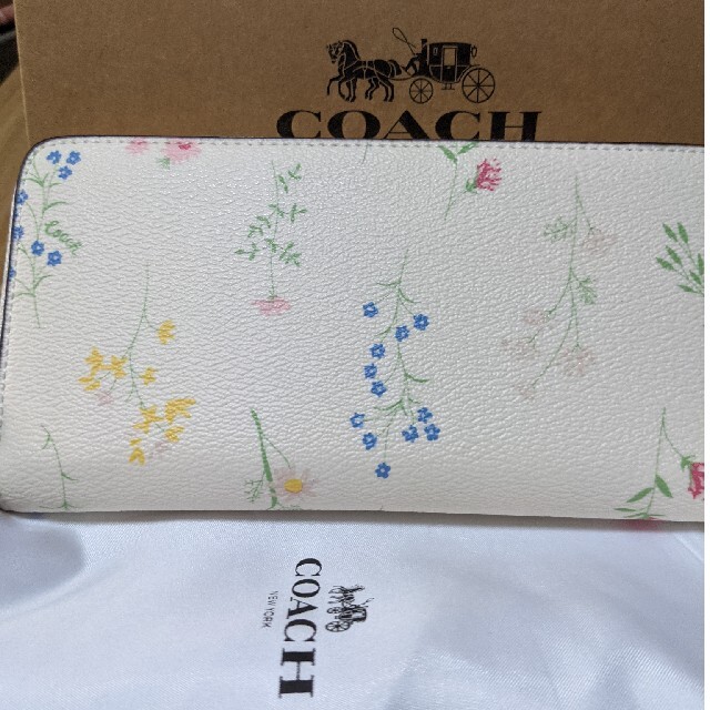 COACH(コーチ)のCOACH  長財布　ラウンドファスナー　細い花柄模様 レディースのファッション小物(財布)の商品写真