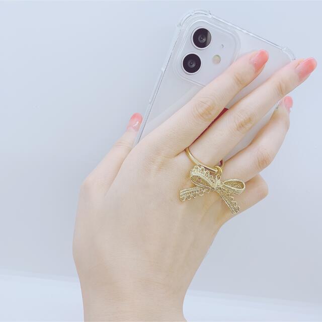 リボンチャームつきゴールドスマホリング スマホ/家電/カメラのスマホアクセサリー(その他)の商品写真