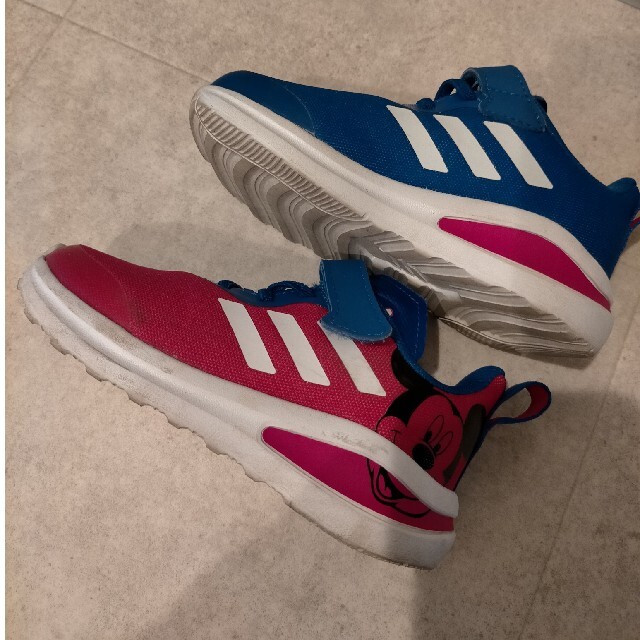 adidas(アディダス)のアディダス☆ミッキー☆スニーカー☆15cm☆ローズピンク キッズ/ベビー/マタニティのキッズ靴/シューズ(15cm~)(スニーカー)の商品写真