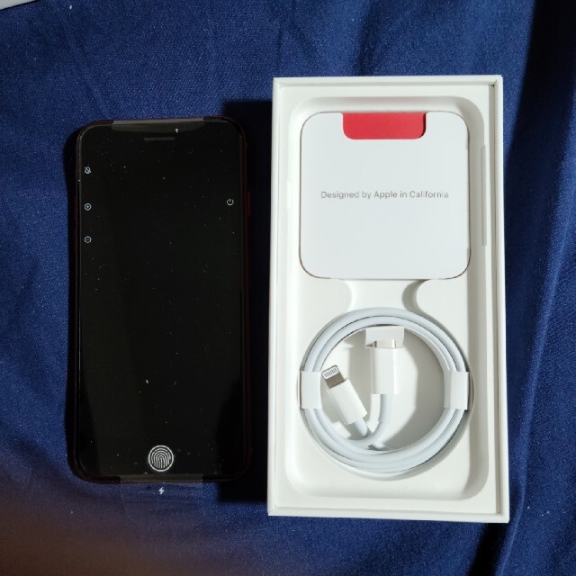 iPhone(アイフォーン)のフィルム付き！Apple iphone SE 第3世代 64GB red スマホ/家電/カメラのスマートフォン/携帯電話(スマートフォン本体)の商品写真